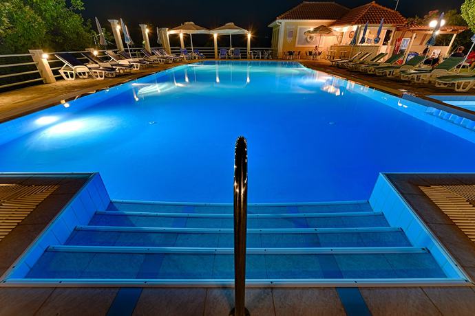 Imagen de la piscina del Hotel Ionis. Foto 19