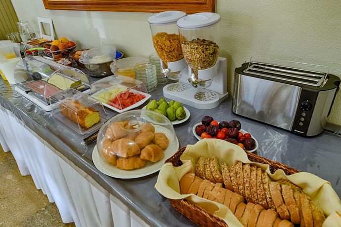 Imagen del bar/restaurante del Hotel Ionis. Foto 6