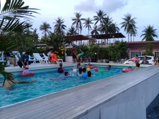 Imagen de la piscina del Hotel Irak Resort. Foto 19