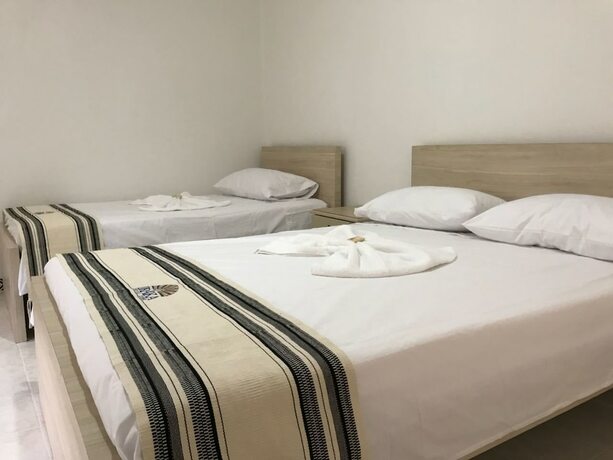 Imagen de la habitación del Hotel Iraka Zenu. Foto 15