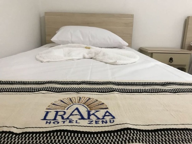 Imagen de la habitación del Hotel Iraka Zenu. Foto 18