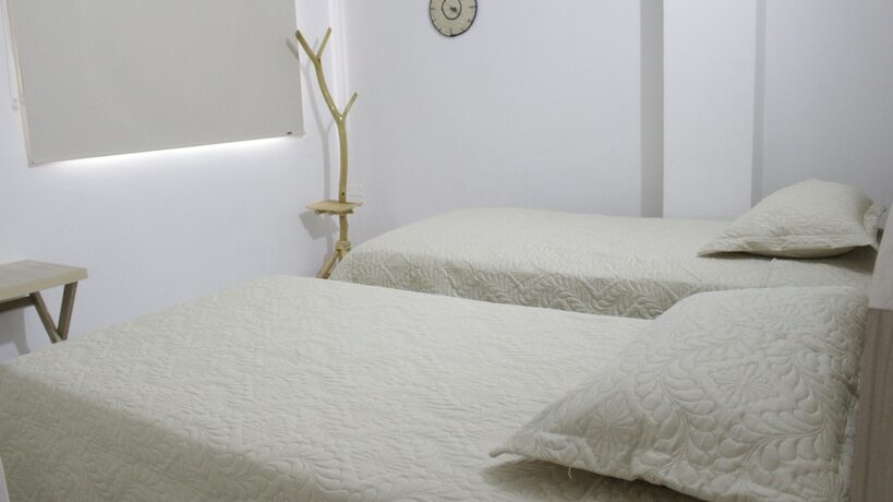 Imagen de la habitación del Hotel Iraka Zenu. Foto 19