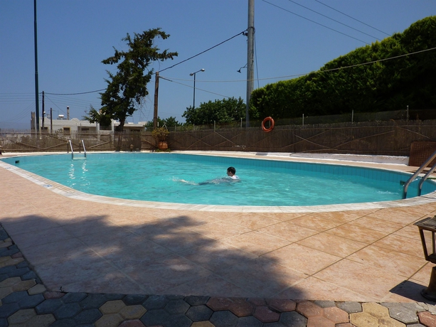 Imagen de la piscina del Hotel Iraklis Studios and Apartments. Foto 16