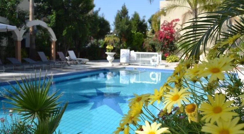 Imagen de la piscina del Hotel Irene\'s Apartments. Foto 19