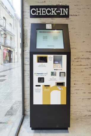 Imagen de los interiores del Hotel Iriape Estella Rooms. Foto 18