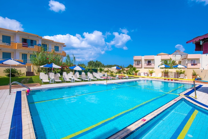 Imagen de la piscina del Hotel Irida Apartments By Checkin. Foto 18