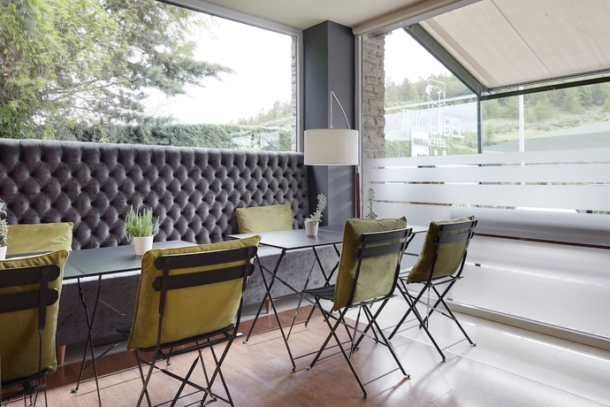 Imagen de los interiores del Hotel Iriguibel. Foto 16