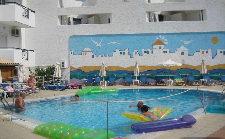 Imagen de la piscina del Hotel Irilena Apartments. Foto 10