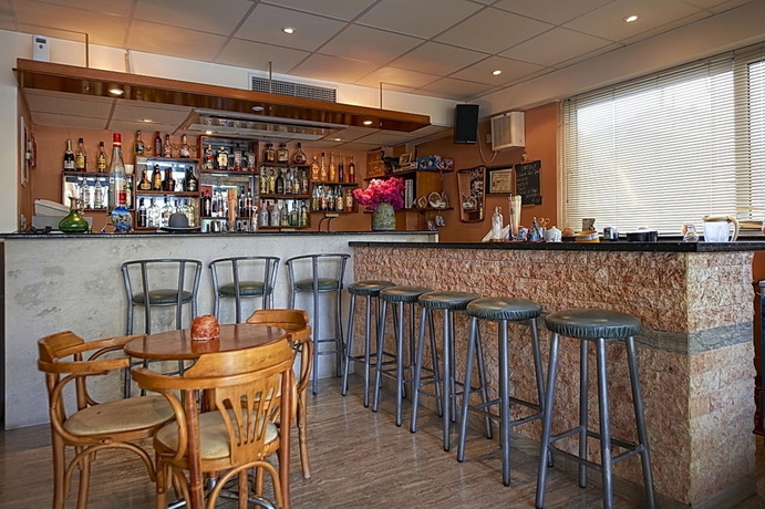 Imagen del bar/restaurante del Hotel Irini Apartments. Foto 3