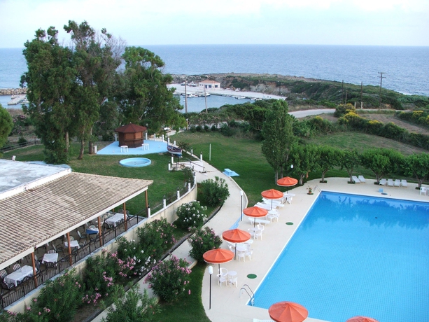 Imagen de la piscina del Hotel Irinna. Foto 9