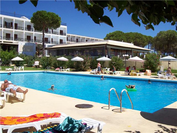 Imagen de la piscina del Hotel Irinna. Foto 10