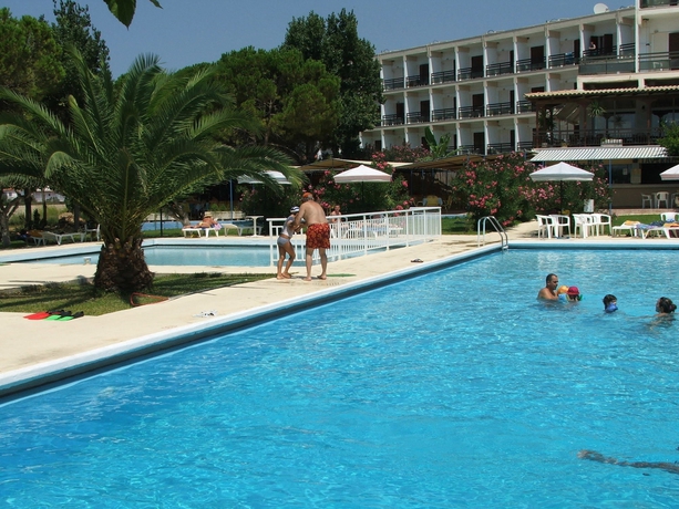 Imagen de la piscina del Hotel Irinna. Foto 11