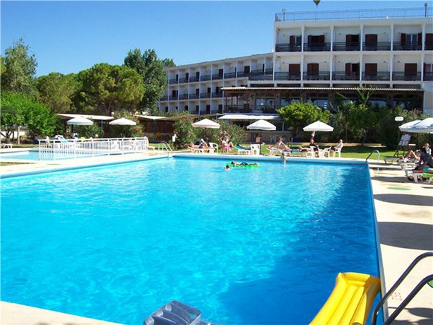 Imagen de la piscina del Hotel Irinna. Foto 12
