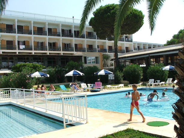 Imagen de la piscina del Hotel Irinna. Foto 13