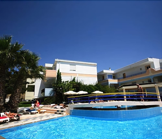 Imagen de la piscina del Hotel Irinna, Rodas. Foto 17