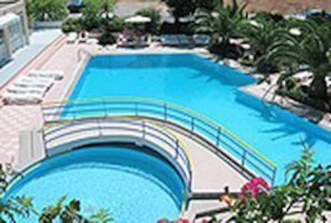 Imagen de la piscina del Hotel Irinna, Rodas. Foto 19