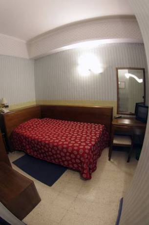 Imagen de la habitación del Hotel Iris Crillon. Foto 7