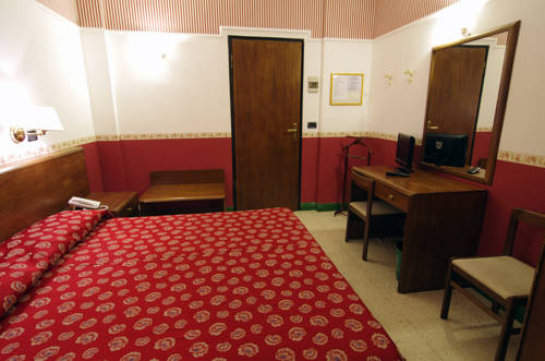 Imagen de la habitación del Hotel Iris Crillon. Foto 10