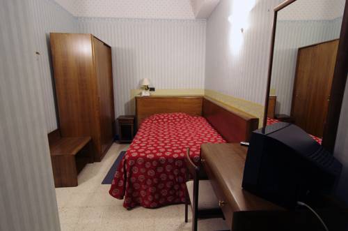 Imagen de la habitación del Hotel Iris Crillon. Foto 12