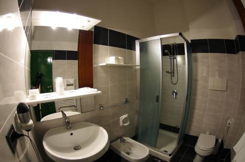 Imagen de la habitación del Hotel Iris Crillon. Foto 15