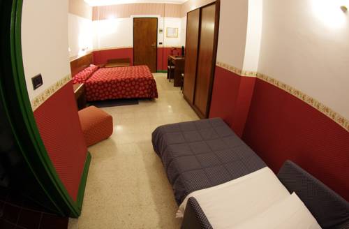 Imagen de la habitación del Hotel Iris Crillon. Foto 16