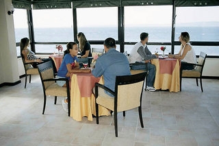 Imagen del bar/restaurante del Hotel Iris, G&uuml;zelyalı K&ouml;y&uuml;. Foto 6
