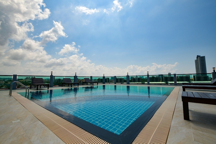 Imagen de la piscina del Hotel Iris Palace. Foto 14