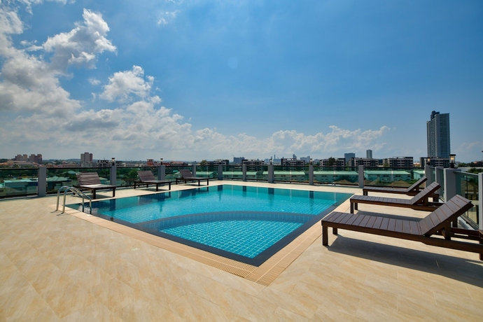 Imagen de la piscina del Hotel Iris Palace. Foto 16