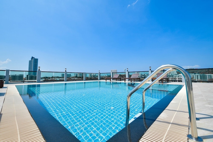Imagen de la piscina del Hotel Iris Palace. Foto 17