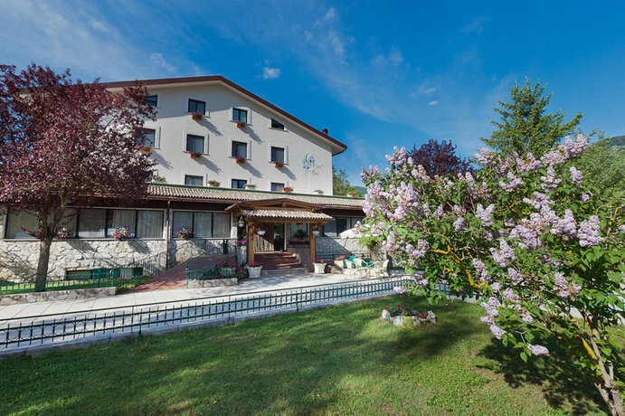 Imagen de los exteriores del Hotel Iris, Pescasseroli. Foto 8