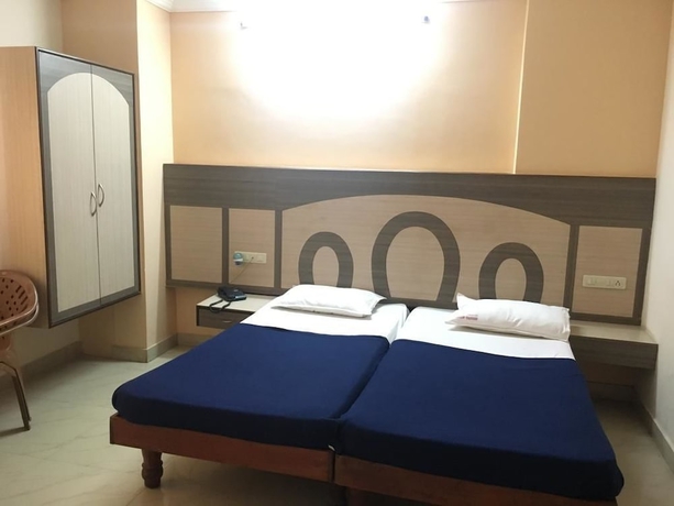 Imagen de la habitación del Hotel Iroomz Amrutha Residency. Foto 5