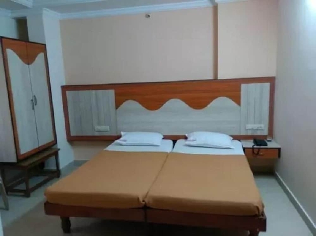 Imagen de la habitación del Hotel Iroomz Amrutha Residency. Foto 10