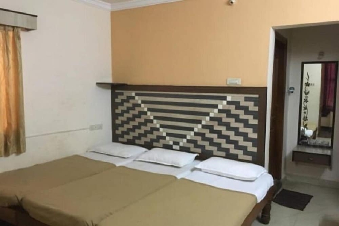 Imagen de la habitación del Hotel Iroomz Amrutha Residency. Foto 12