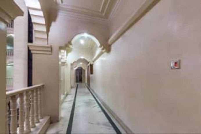 Imagen de los interiores del Hotel Iroomz Shanbhag Towers International. Foto 18