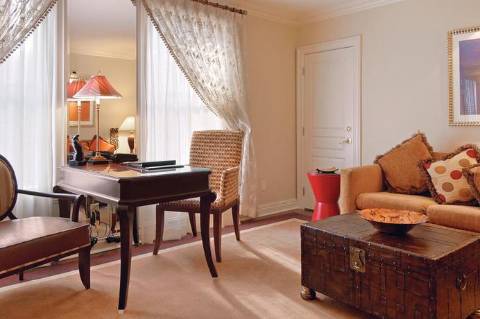 Imagen de los interiores del Hotel Iroquois. Foto 12