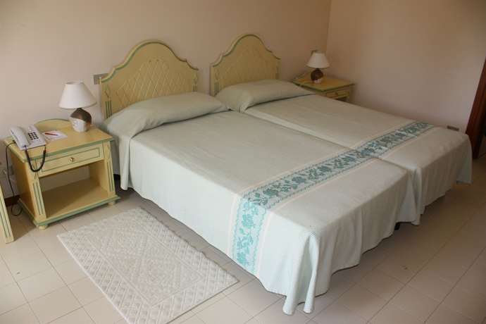 Imagen de la habitación del Hotel Is Molas Resort. Foto 8