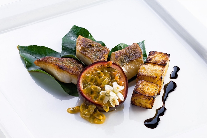 Imagen del bar/restaurante del Hotel Is Molas Resort. Foto 3