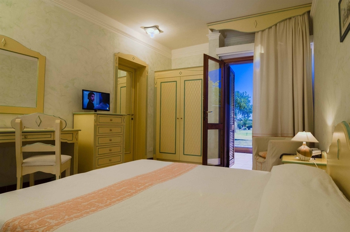 Imagen de la habitación del Hotel Is Molas Resort. Foto 12