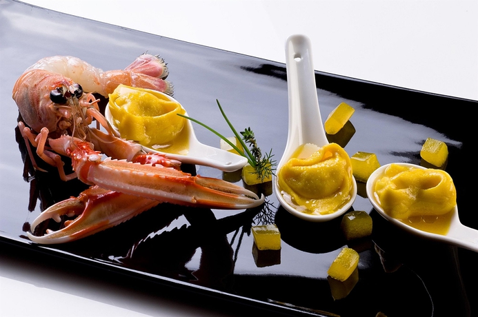 Imagen del bar/restaurante del Hotel Is Molas Resort. Foto 6