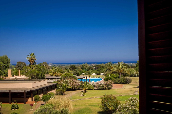 Imagen de la habitación del Hotel Is Molas Resort. Foto 13