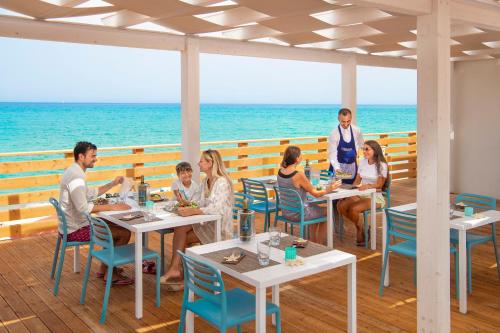 Imagen general del Hotel Is Serenas Badesi Resort. Foto 10