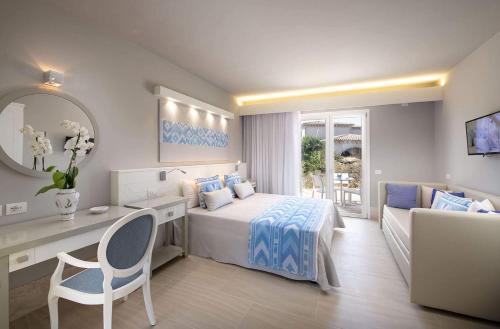 Imagen de la habitación del Hotel Is Serenas Badesi Resort. Foto 19