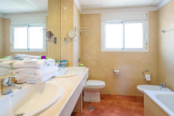 Imagen de la habitación del Hotel Isabel, Torremolinos. Foto 5