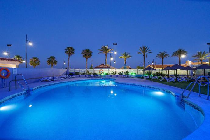 Imagen de la piscina del Hotel Isabel, Torremolinos. Foto 17