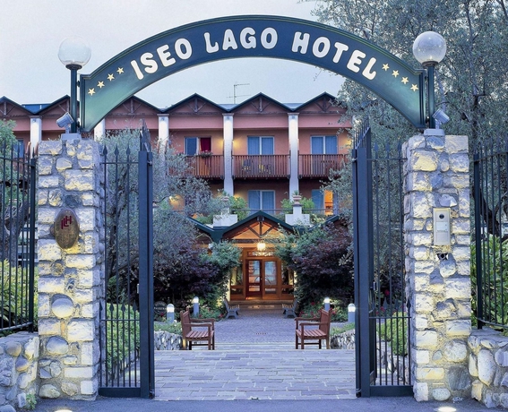 Imagen de los exteriores del Hotel Iseolago. Foto 4