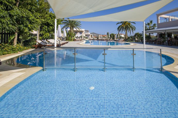 Imagen de la piscina del Hotel Isida, Aghia Marina. Foto 20