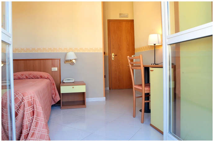 Imagen de la habitación del Hotel Iside. Foto 13