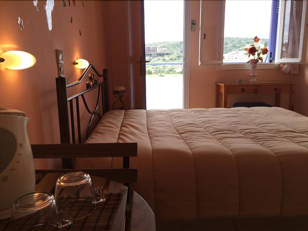Imagen de la habitación del Hotel Isidora, Agia Marina. Foto 11