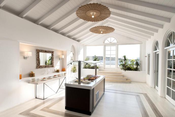 Imagen del bar/restaurante del Hotel Isla Brown Chania Resort, Curio Collection By Hilton. Foto 2