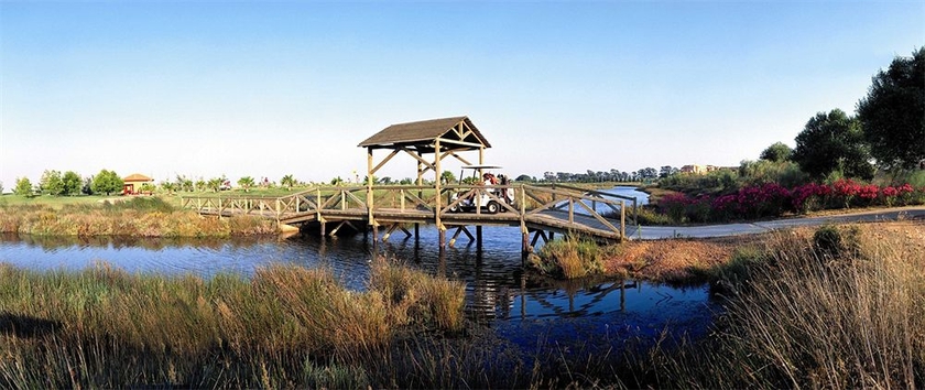 Imagen de los exteriores del Hotel Isla Canela Golf. Foto 6